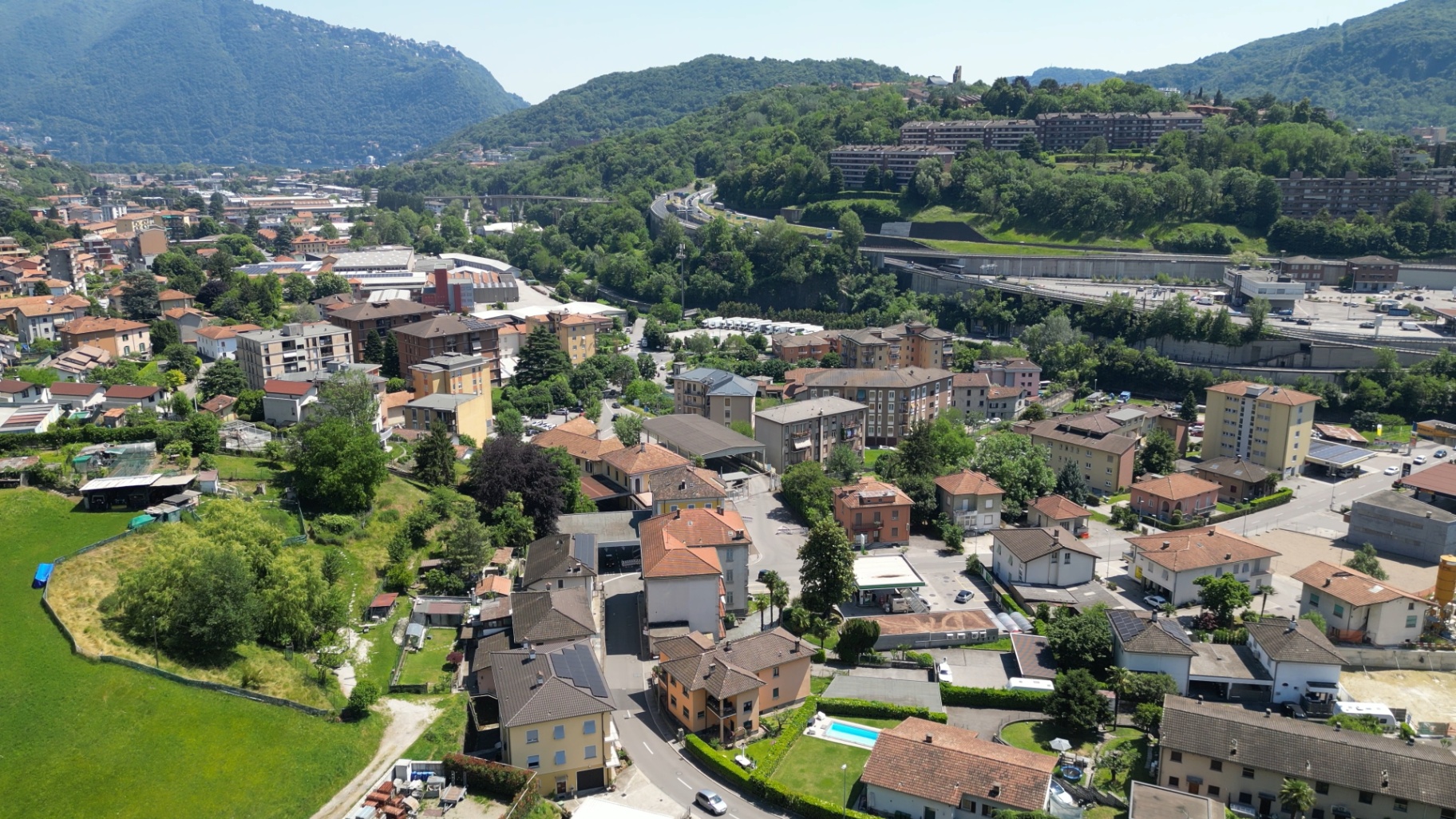 Territorial context with motorway connection and urban fabric